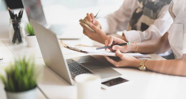 Couple of young passionated businesswomen — Stock Photo, Image