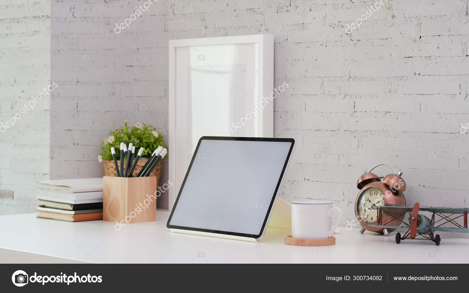 Blank screen tablet in minimal office style — Free Stock Photo