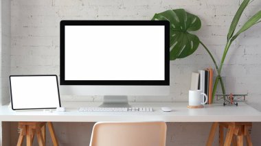 Boş ekran masaüstü bilgisayarile şık ev ofis 