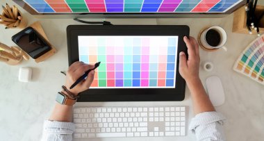 Genç motive grafik tasarımcı onun projesi üzerinde çalışıyor 