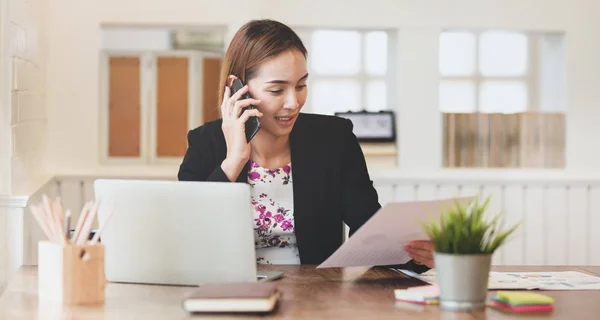 Empresaria hablando con el cliente en smartphone —  Fotos de Stock