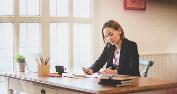 Młody Asian businesswoman praca z pasja — Zdjęcie stockowe