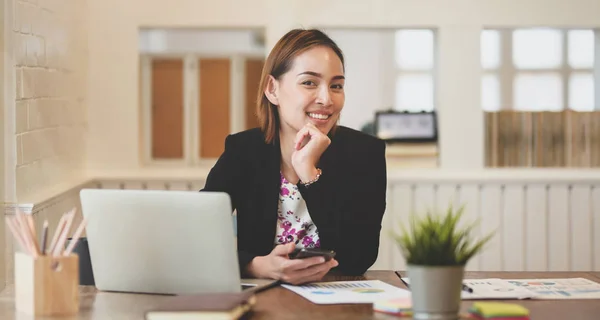 Confiado joven profesional asiático mujer de negocios sonriendo —  Fotos de Stock