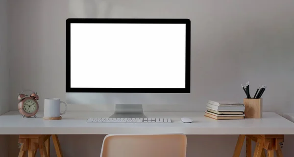 Stolní počítač s prázdnou obrazovkou na minimu pracoviště — Stock fotografie