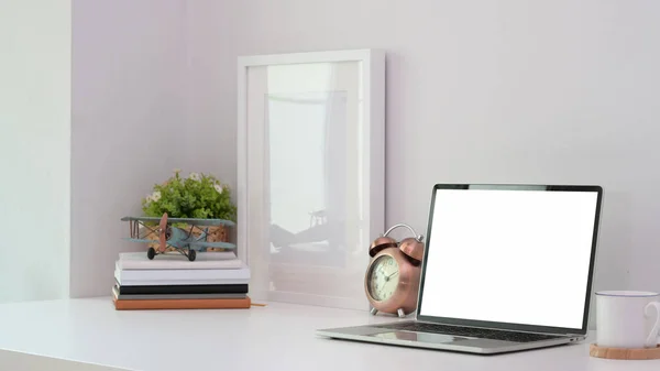 Locul de muncă modern cu laptop cu ecran gol cu consumabile de birou — Fotografie, imagine de stoc