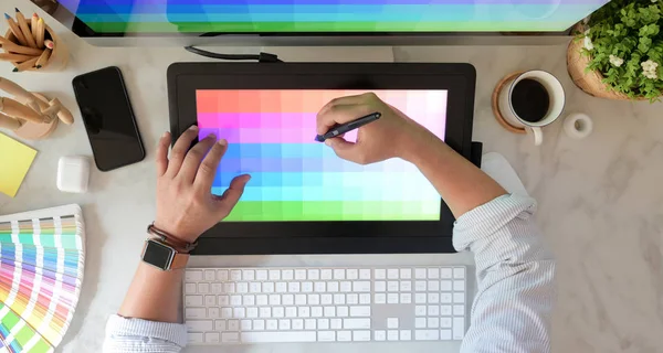 Renk seçimi üzerinde çalışan genç erkek grafik tasarımcı 