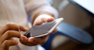 Akıllı cep telefonu kullanan adama yaklaş