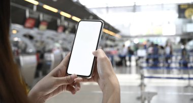 Terminal havaalanında cep telefonu kullanan kadın