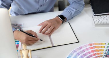 Tablet ve renk swatches çizim ile çalışan grafik tasarımcı