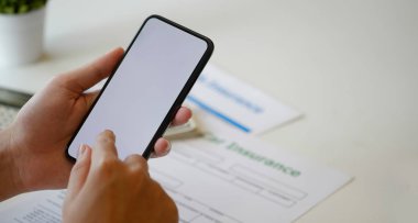 Boş ekran akıllı telefon kullanan adam