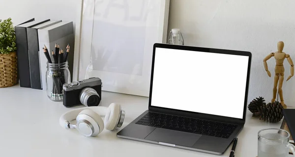 Espacio de trabajo con pantalla blanca aislada maqueta portátil en el escritorio —  Fotos de Stock