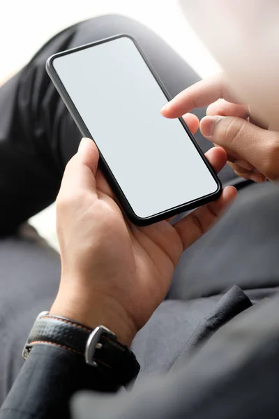 Man avkopplande och använda Smart telefon. Uppifrån och — Stockfoto