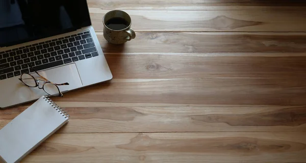 Vista superior de escritorio de oficina con ordenador portátil y espacio de copia —  Fotos de Stock