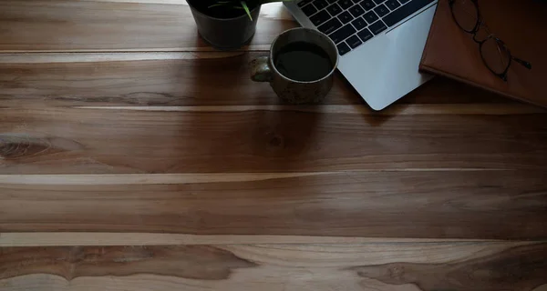 Vue de dessus du bureau avec ordinateur portable et espace de copie — Photo