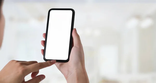 Hombre joven con teléfono inteligente de pantalla en blanco — Foto de Stock