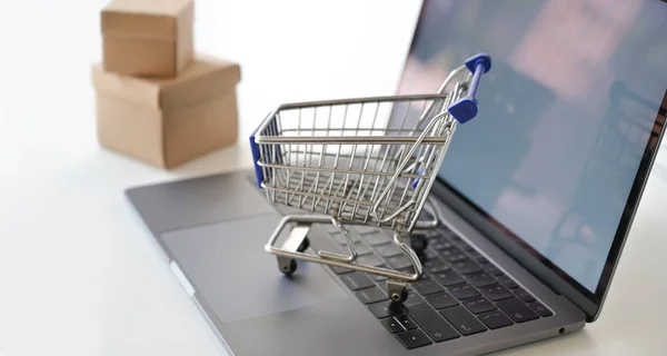Концепция покупок онлайн: макет корзины покупок на ноутбуке — стоковое фото