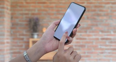 Akıllı telefon kullanan kadın. Grafik di için boş ekran cep telefonu