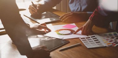Yaratıcı tasarımcı ekibi toplantı tartışma fikirleri masada