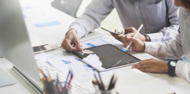 Profesyonel iş ekibi kendi konseptini tasarlar 