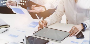 Genç profesyonel Ui Ux geliştiricileri kendi projec üzerinde çalışıyor