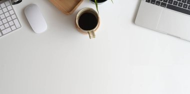 Dizüstü bilgisayarlı minimal beyaz ofis masası