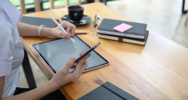 Primo piano delle mani femminili utilizzando lo smartphone mentre si lavora in ufficio — Foto Stock