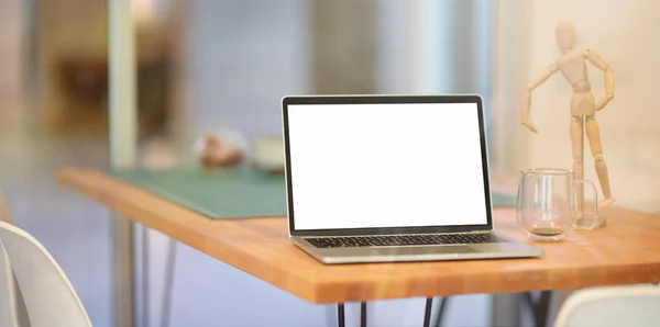 Pusty ekran laptopa na biurko z drewna — Zdjęcie stockowe
