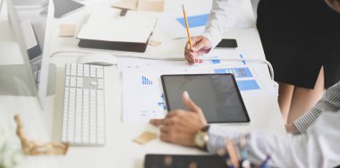 Şirket istatistiklerini tartışan iş arkadaşları