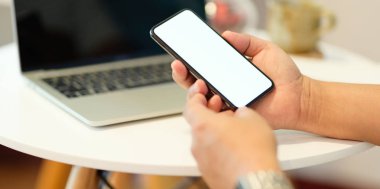 Adamın elini tutarak smartphone
