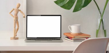 Ahşap figürlü boş ekran dizüstü bilgisayarı aç