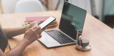 Boş ekranlı akıllı telefon tutan genç kadın serbest