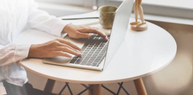 Genç profesyonel iş kadını rahat iş pl çalışan