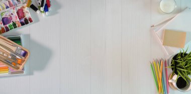 Beyaz ahşap masa üzerinde sanatçı iş yeri