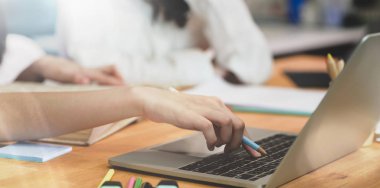 Yeni konular üzerinde çalışan genç kadın kolajlar öğrenci 