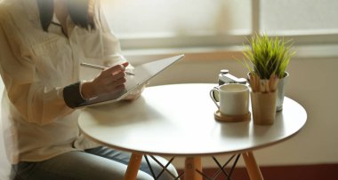 Kadın serbest çalışan onun proje düzenleme