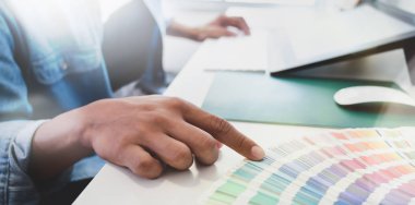 Ux Grafik tasarımcı web sitesinde çalışıyor 