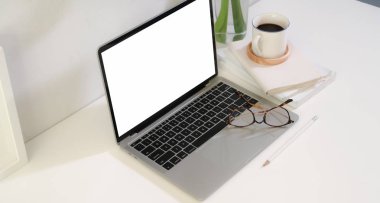 Boş ekran dizüstü bilgisayar ile iş insanlarının iş yeri