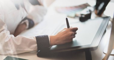 Çalışkan genç kadın grafik tasarımcı 