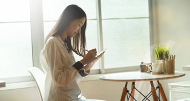 İlham verici genç kadın serbest