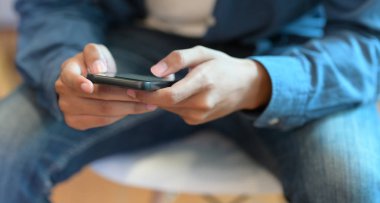 Genç işadamı el akıllı telefonunda yazıyor