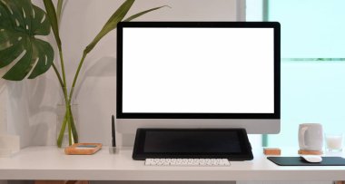 Bilgisayar ile rahatlatıcı iş yeri