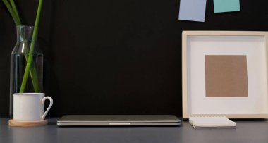 Şık karanlık yaratıcı işyeri 