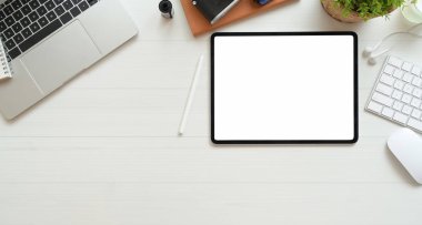 Boş ekran tabletile fotoğrafçının işyeri