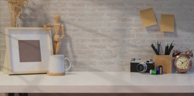 Sahte çerçeveli yaratıcı fotoğrafçı işyeri