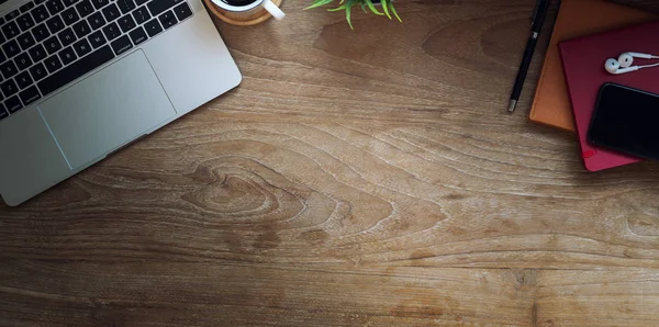 Drewniany stół biurowy z laptopem i przestrzenią kopiową — Zdjęcie stockowe