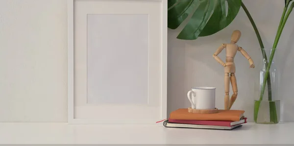 Mock up frame op witte muur in minimalistische stijl — Stockfoto