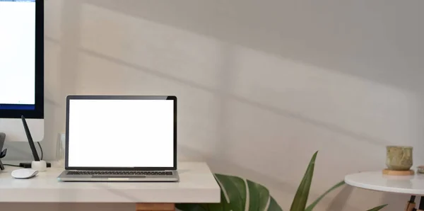 Espaço de trabalho moderno com laptop de tela em branco aberto — Fotografia de Stock