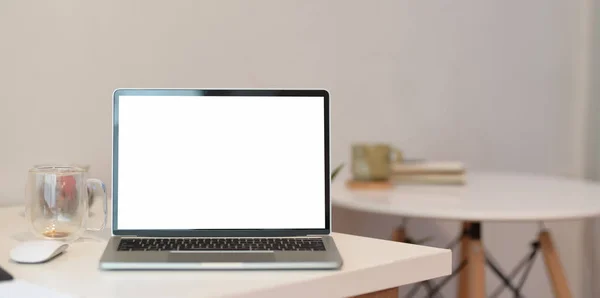 Mesa de escritório em casa mínima com laptop de tela em branco — Fotografia de Stock