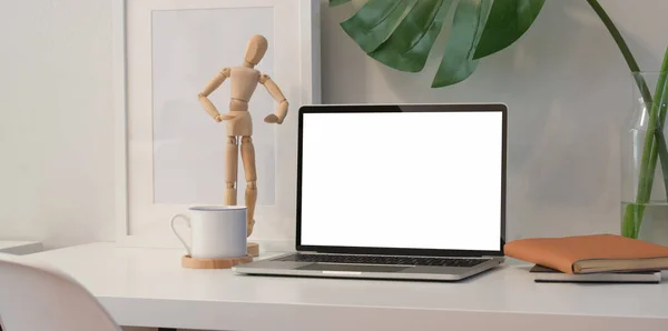 Laptop na białym biurku w minimalnej sali biurowej — Zdjęcie stockowe