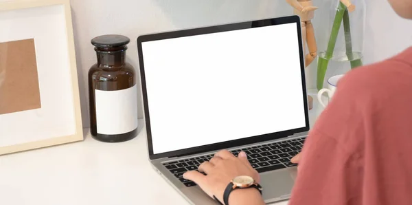 Jovem freelancer do sexo feminino digitando no laptop — Fotografia de Stock